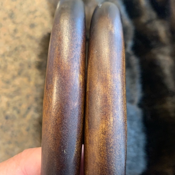 Distinctive faux-fur bag with chunky wood handles. Retro/vintage style. - Picture 6 of 8